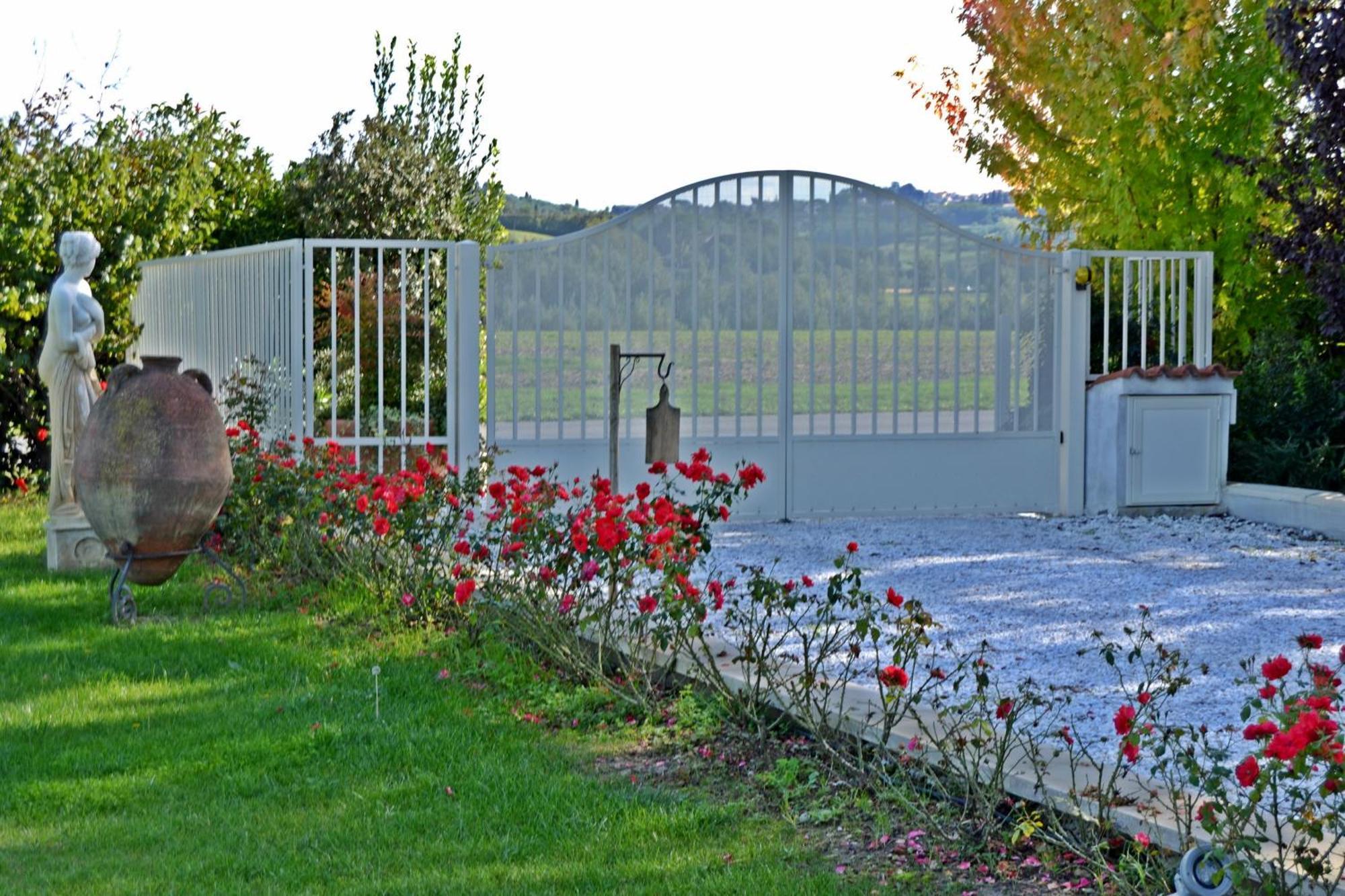 Cevoli Country Resort Lari Esterno foto